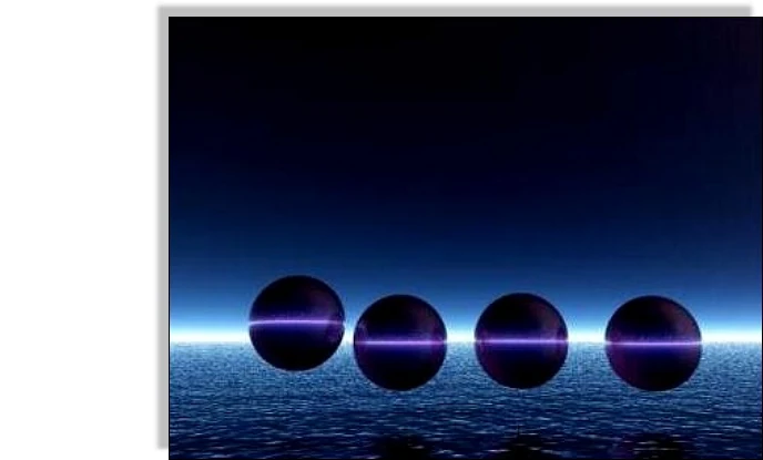 Vier dunkle Kugeln schweben über Wasser vor einem blauen Horizont.