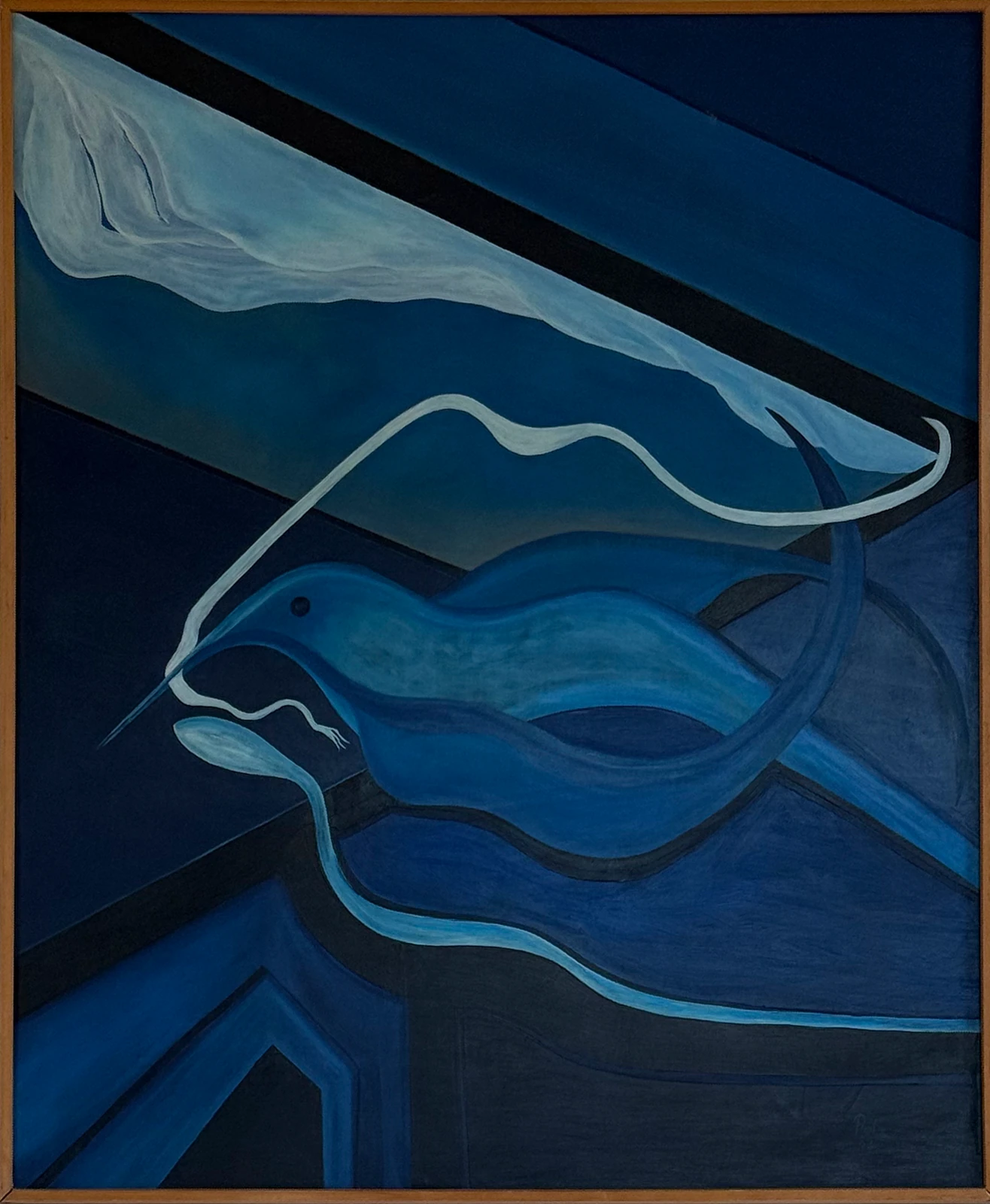 Eine fließende blaue Form spannt sich zwischen strengeren Diagonalen auf.