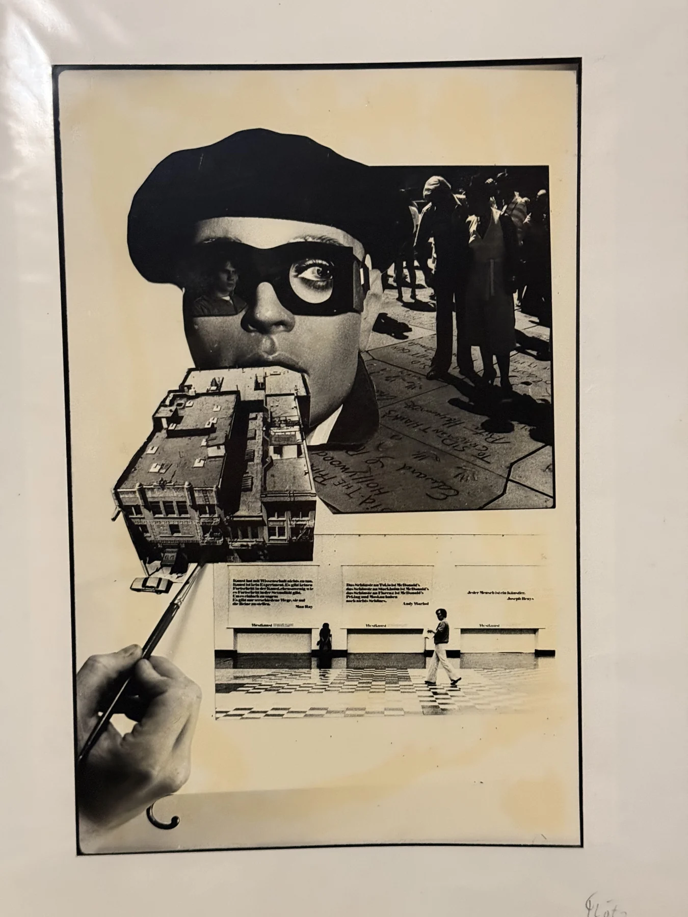 Gesicht, Straßenszene und mechanische Form treffen in einer Montage aufeinander. Unterschiedliche Maßstäbe bilden ein konstruiertes Bild.
