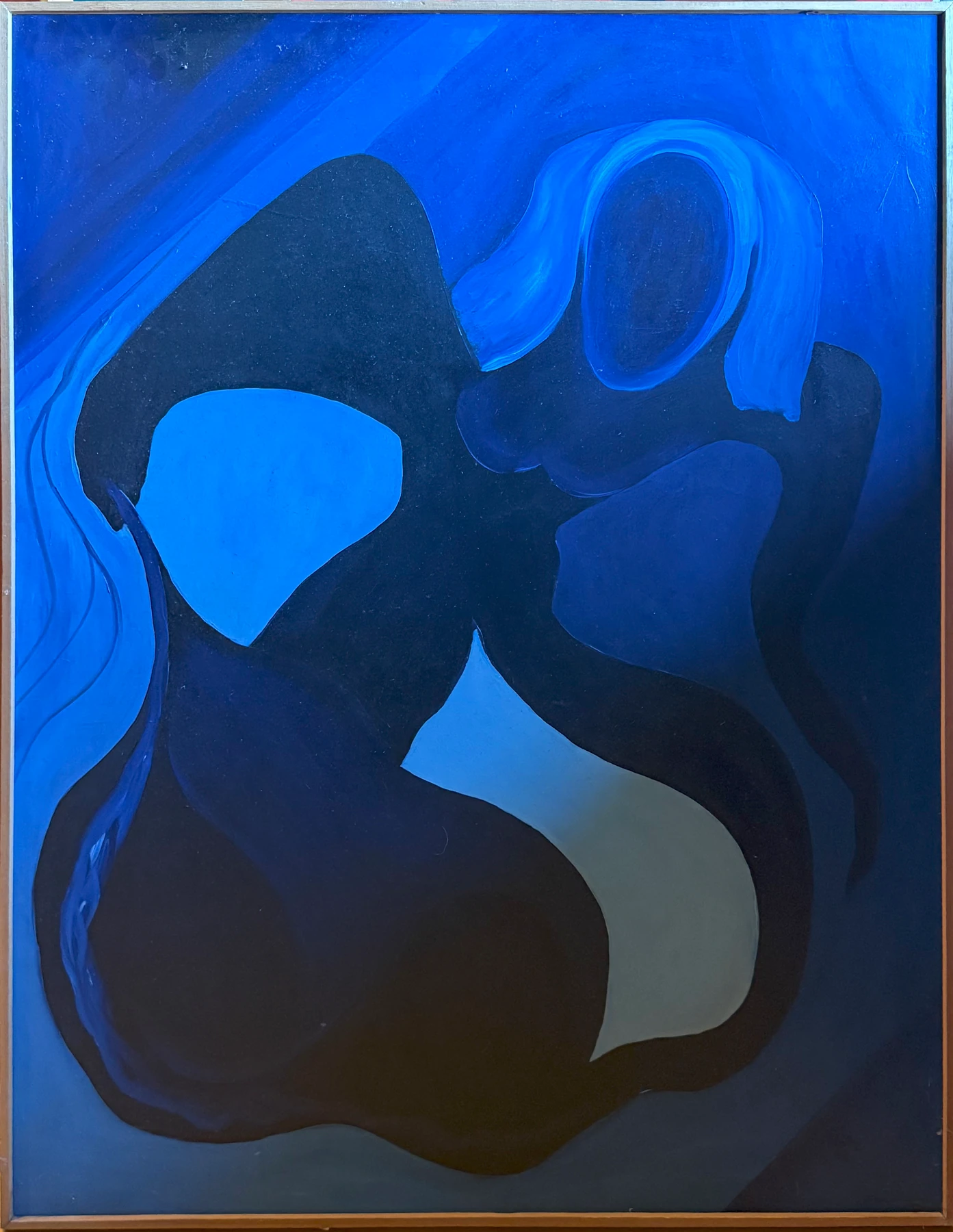 Dunkle Silhouetten neigen sich in ein leuchtendes Blau. Eine helle Öffnung setzt einen Gegenakzent.