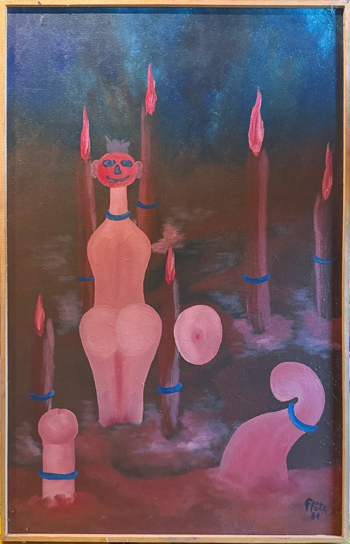 Rosafarbene Gebilde stehen vor dunklem Blau. Ihre roten Spitzen lassen an Figuren und zugleich an freie Zeichen denken.