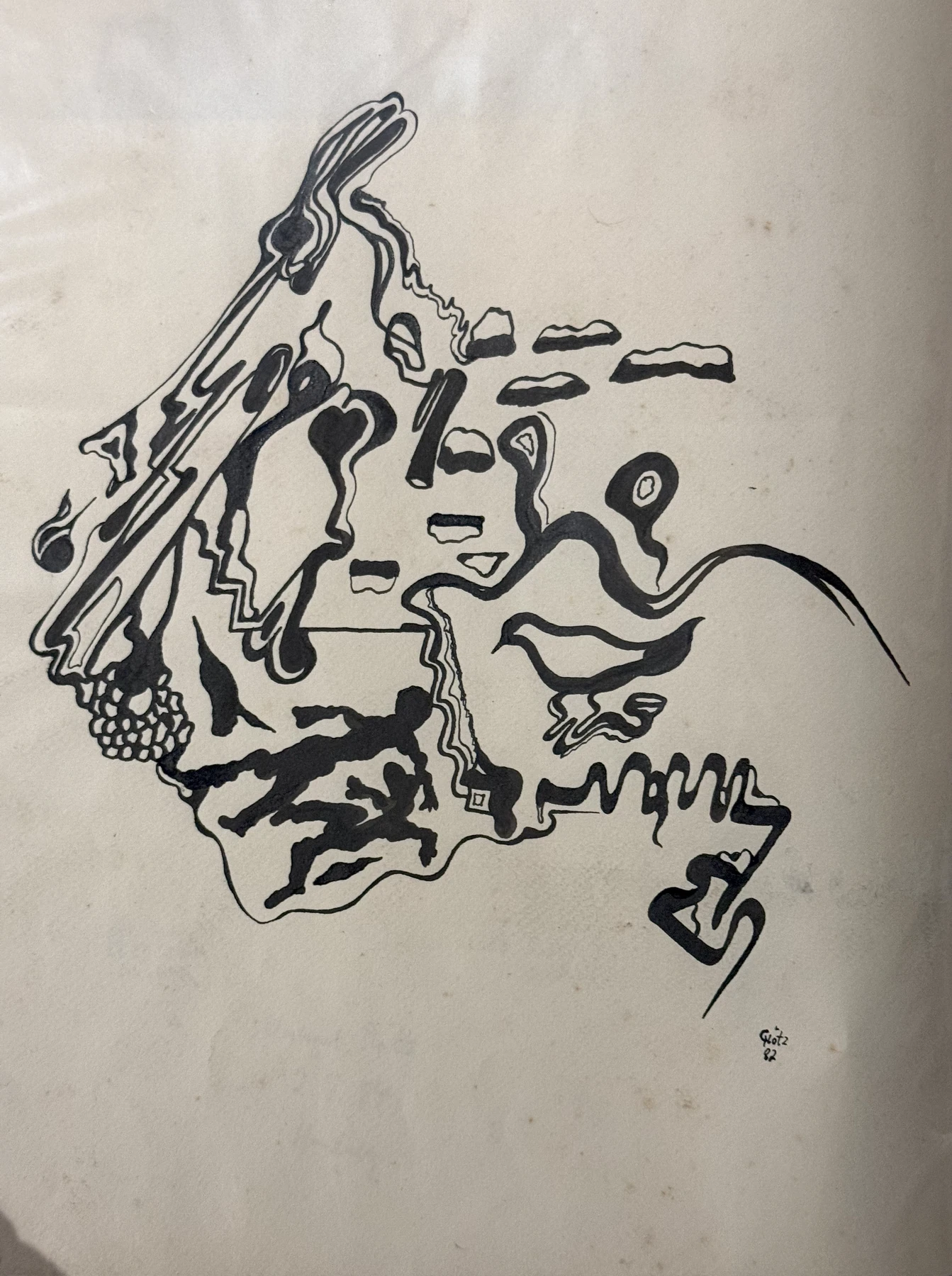 Schwarze Fragmente sammeln sich zu einer veränderlichen Figur. Die hellen Zwischenräume lassen mehrere Lesarten nebeneinander zu.